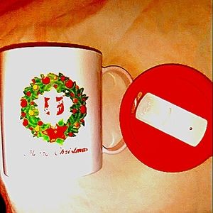 A one of a kind/holiday collectable salvation army coffee mugs.with lid.not used